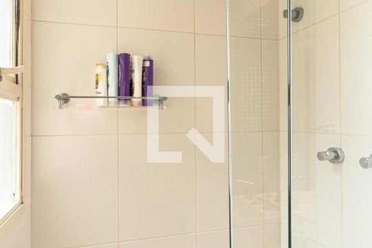 Venda de apartamento mobiliado com 2 quartos, quintal e piscina no condomínio. — Banheiro da Suíte 2