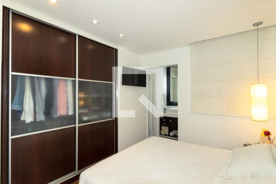 Venda de apartamento mobiliado com 2 quartos, quintal e piscina no condomínio. — Suíte 1