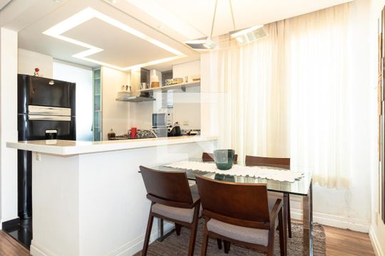 Venda de apartamento mobiliado com 2 quartos, quintal e piscina no condomínio. — Sala
