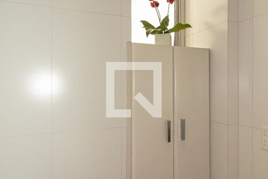 Venda de apartamento mobiliado com 2 quartos, quintal e piscina no condomínio. — Banheiro da Suíte 1