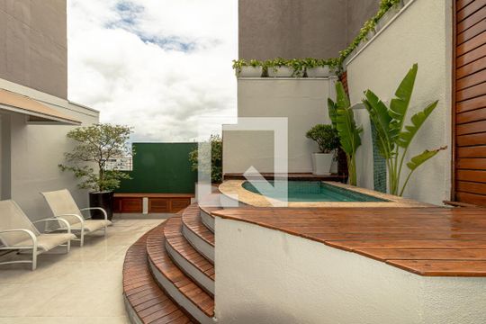 Venda de apartamento mobiliado com 2 quartos, quintal e piscina no condomínio. — Cobertura