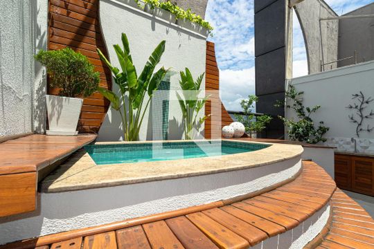 Venda de apartamento mobiliado com 2 quartos, quintal e piscina no condomínio. — Cobertura