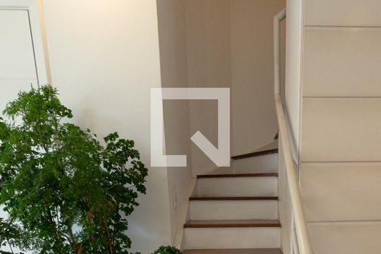 Venda de apartamento mobiliado com 2 quartos, quintal e piscina no condomínio. — Escada