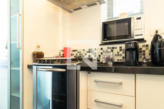 Venda de apartamento mobiliado com 2 quartos, quintal e piscina no condomínio. — Cozinha