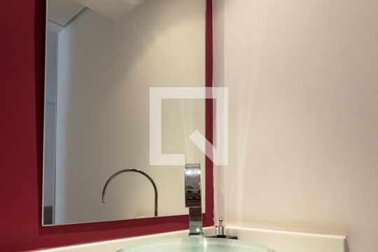 Venda de apartamento mobiliado com 2 quartos, quintal e piscina no condomínio. — Lavabo