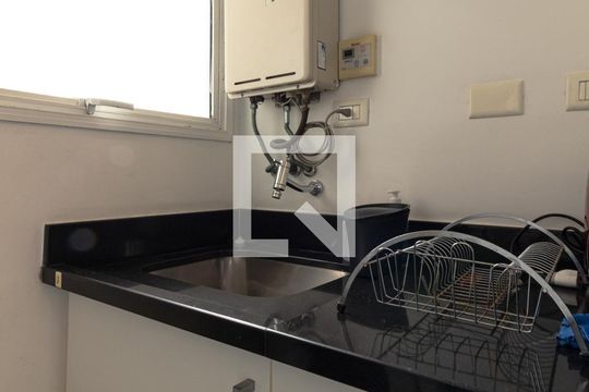 Venda de apartamento mobiliado com 2 quartos, quintal e piscina no condomínio. — Área de Serviço