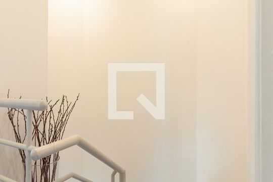 Venda de apartamento mobiliado com 2 quartos, quintal e piscina no condomínio. — Escada