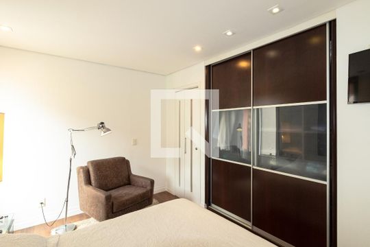 Venda de apartamento mobiliado com 2 quartos, quintal e piscina no condomínio. — Suíte 1