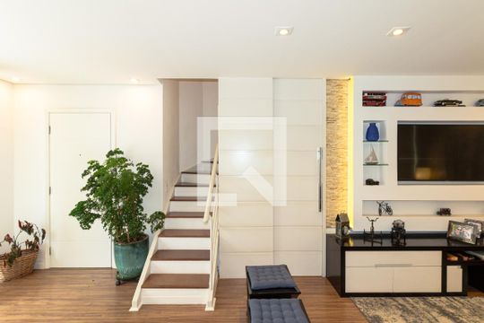 Venda de apartamento mobiliado com 2 quartos, quintal e piscina no condomínio. — Sala