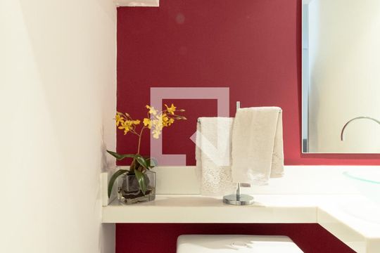 Venda de apartamento mobiliado com 2 quartos, quintal e piscina no condomínio. — Lavabo