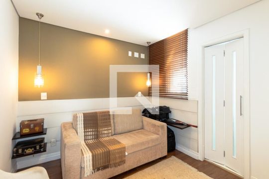 Venda de apartamento mobiliado com 2 quartos, quintal e piscina no condomínio. — Suíte 2