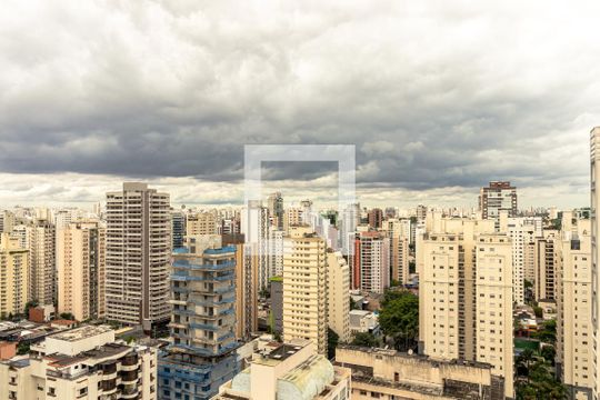 Venda de apartamento mobiliado com 2 quartos, quintal e piscina no condomínio. — Cobertura