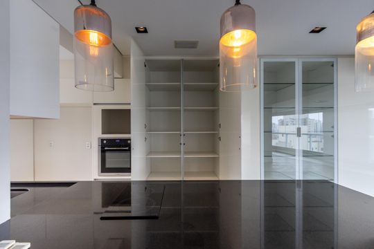 Apartamento para comprar com 3 suítes e varanda gourmet. — Cozinha