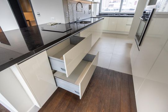 Apartamento para comprar com 3 suítes e varanda gourmet. — Cozinha