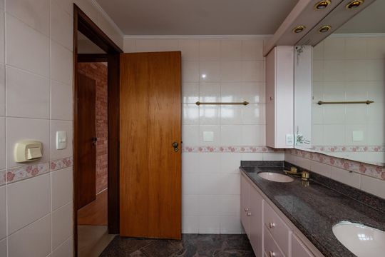 Apartamento para aluguel com 2 quartos, academia no condomínio e aceita animais. — Banheiro da Suíte