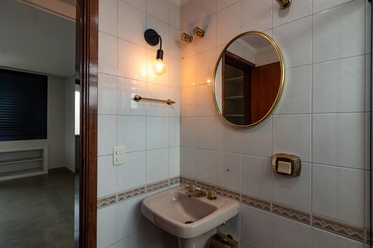 Apartamento para aluguel com 2 quartos, academia no condomínio e aceita animais. — Banheiro social 2