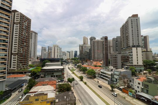 Comprar apartamento mobiliado no Jardim das Acácias com 2 quartos e varanda. Churrasqueira no condomínio. — Vista da Suíte 2
