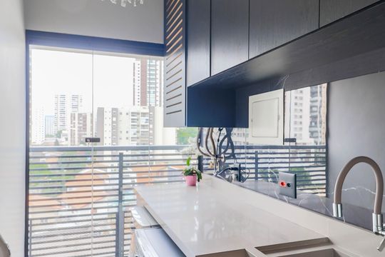 Comprar apartamento mobiliado no Jardim das Acácias com 2 quartos e varanda. Churrasqueira no condomínio. — Área de Serviço