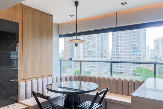Comprar apartamento mobiliado no Jardim das Acácias com 2 quartos e varanda. Churrasqueira no condomínio. — Varanda da Sala