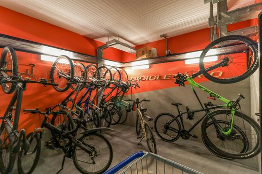 Comprar apartamento mobiliado no Jardim das Acácias com 2 quartos e varanda. Churrasqueira no condomínio. — Área comum - Bicicletário