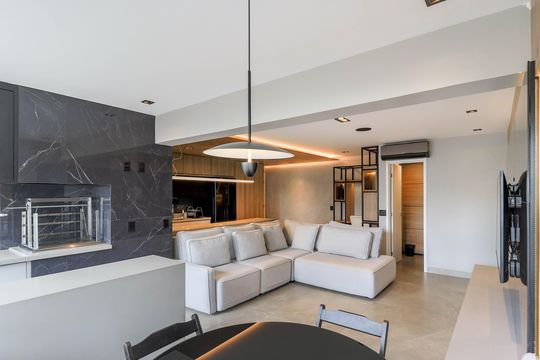 Comprar apartamento mobiliado no Jardim das Acácias com 2 quartos e varanda. Churrasqueira no condomínio. — Varanda da Sala