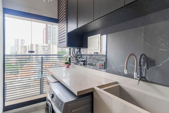 Comprar apartamento mobiliado no Jardim das Acácias com 2 quartos e varanda. Churrasqueira no condomínio. — Área de Serviço