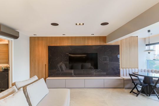 Comprar apartamento mobiliado no Jardim das Acácias com 2 quartos e varanda. Churrasqueira no condomínio. — Sala