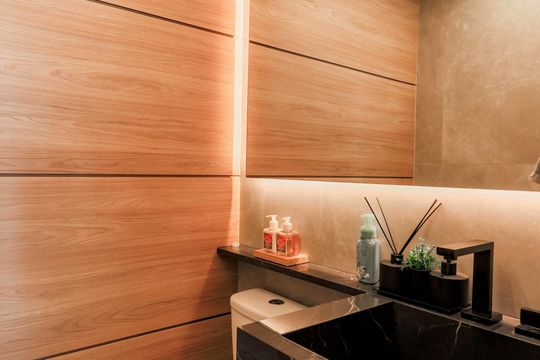 Comprar apartamento mobiliado no Jardim das Acácias com 2 quartos e varanda. Churrasqueira no condomínio. — Lavabo