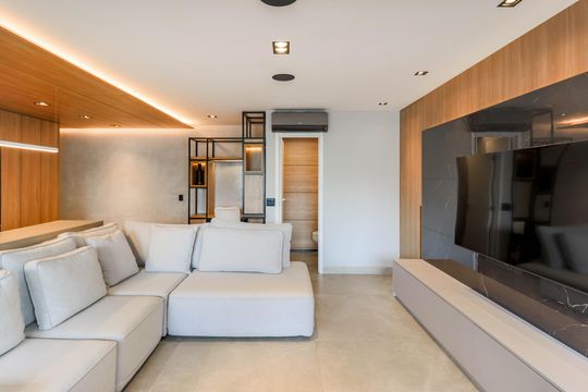 Comprar apartamento mobiliado no Jardim das Acácias com 2 quartos e varanda. Churrasqueira no condomínio. — Sala