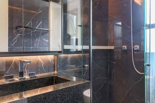 Comprar apartamento mobiliado no Jardim das Acácias com 2 quartos e varanda. Churrasqueira no condomínio. — Banheiro da Suíte 1