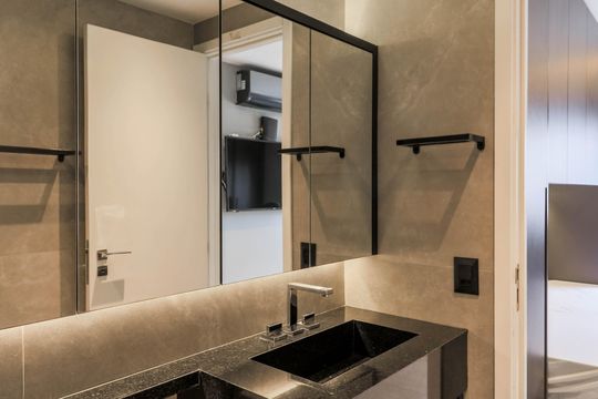 Comprar apartamento mobiliado no Jardim das Acácias com 2 quartos e varanda. Churrasqueira no condomínio. — Banheiro da Suíte 2