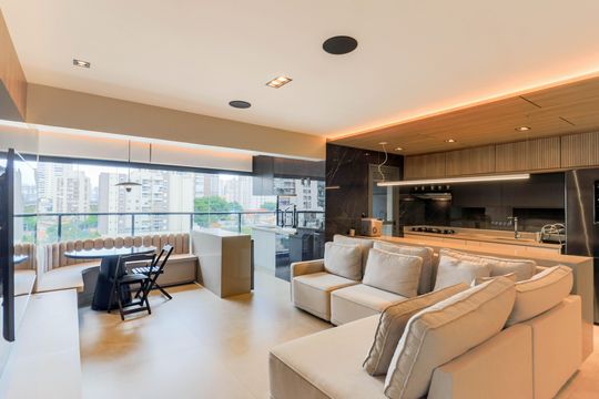 Comprar apartamento mobiliado no Jardim das Acácias com 2 quartos e varanda. Churrasqueira no condomínio. — Sala