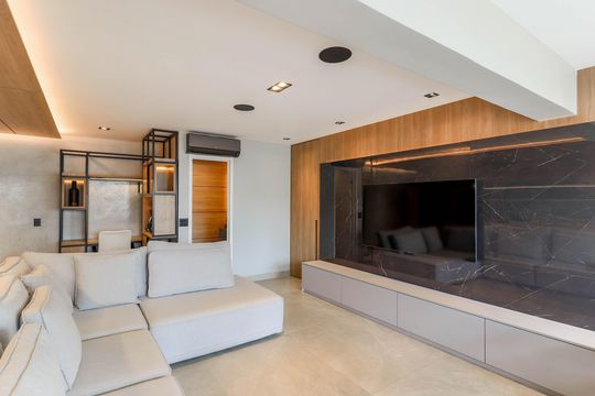 Comprar apartamento mobiliado no Jardim das Acácias com 2 quartos e varanda. Churrasqueira no condomínio. — Sala