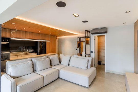 Comprar apartamento mobiliado no Jardim das Acácias com 2 quartos e varanda. Churrasqueira no condomínio. — Sala