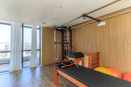 Comprar apartamento mobiliado no Jardim das Acácias com 2 quartos e varanda. Churrasqueira no condomínio. — Área comum - Sala de Ginástica