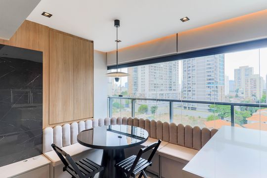 Comprar apartamento mobiliado no Jardim das Acácias com 2 quartos e varanda. Churrasqueira no condomínio. — Varanda da