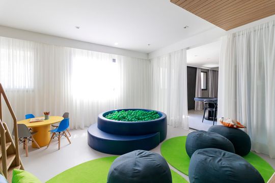 Comprar apartamento mobiliado no Jardim das Acácias com 2 quartos e varanda. Churrasqueira no condomínio. — Área comum - Brinquedoteca