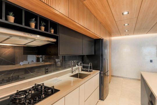 Comprar apartamento mobiliado no Jardim das Acácias com 2 quartos e varanda. Churrasqueira no condomínio. — Cozinha