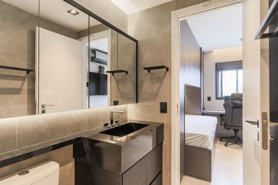 Comprar apartamento mobiliado no Jardim das Acácias com 2 quartos e varanda. Churrasqueira no condomínio. — Banheiro da Suíte 2
