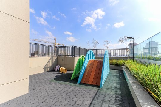 Comprar apartamento mobiliado no Jardim das Acácias com 2 quartos e varanda. Churrasqueira no condomínio. — Área comum - Playground