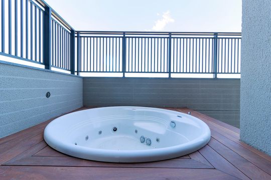 Comprar apartamento mobiliado no Jardim das Acácias com 2 quartos e varanda. Churrasqueira no condomínio. — Área comum - Spa