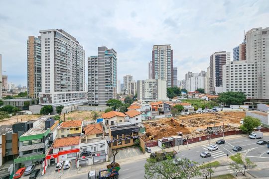 Comprar apartamento mobiliado no Jardim das Acácias com 2 quartos e varanda. Churrasqueira no condomínio. — Vista da Varanda da Sala