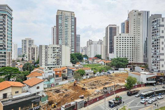 Comprar apartamento mobiliado no Jardim das Acácias com 2 quartos e varanda. Churrasqueira no condomínio. — Vista da Varanda da Sala