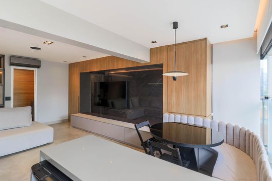 Comprar apartamento mobiliado no Jardim das Acácias com 2 quartos e varanda. Churrasqueira no condomínio. — Varanda da Sala