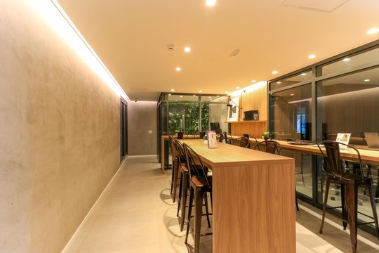 Comprar apartamento mobiliado no Jardim das Acácias com 2 quartos e varanda. Churrasqueira no condomínio. — Área comum - Coworking