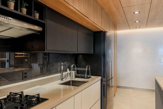 Comprar apartamento mobiliado no Jardim das Acácias com 2 quartos e varanda. Churrasqueira no condomínio. — Cozinha