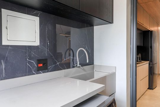 Comprar apartamento mobiliado no Jardim das Acácias com 2 quartos e varanda. Churrasqueira no condomínio. — Área de Serviço