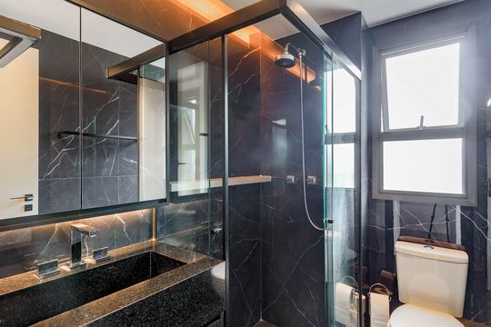 Comprar apartamento mobiliado no Jardim das Acácias com 2 quartos e varanda. Churrasqueira no condomínio. — Banheiro da Suíte 1