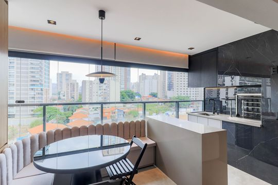 Comprar apartamento mobiliado no Jardim das Acácias com 2 quartos e varanda. Churrasqueira no condomínio. — Varanda da Sala