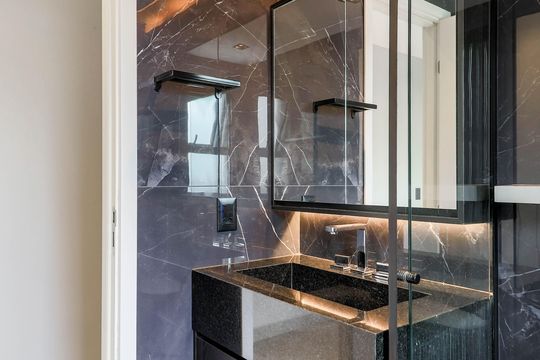 Comprar apartamento mobiliado no Jardim das Acácias com 2 quartos e varanda. Churrasqueira no condomínio. — Banheiro da Suíte 1